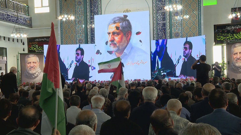 Iranians pay tribute to martyred resistance commander Lt. General Izadi