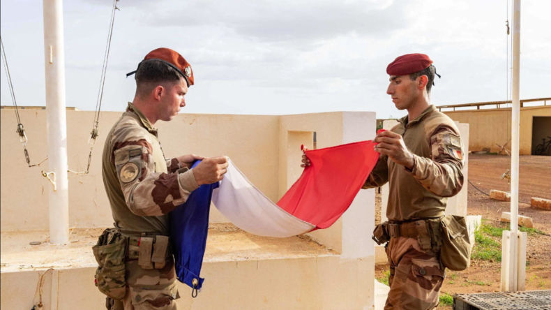 La France cède sa dernière base au Sénégal