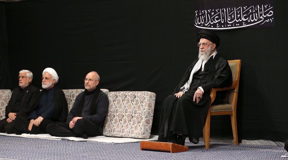 Le Leader assiste à la cérémonie de deuil de l’Imam Hussein (AS)