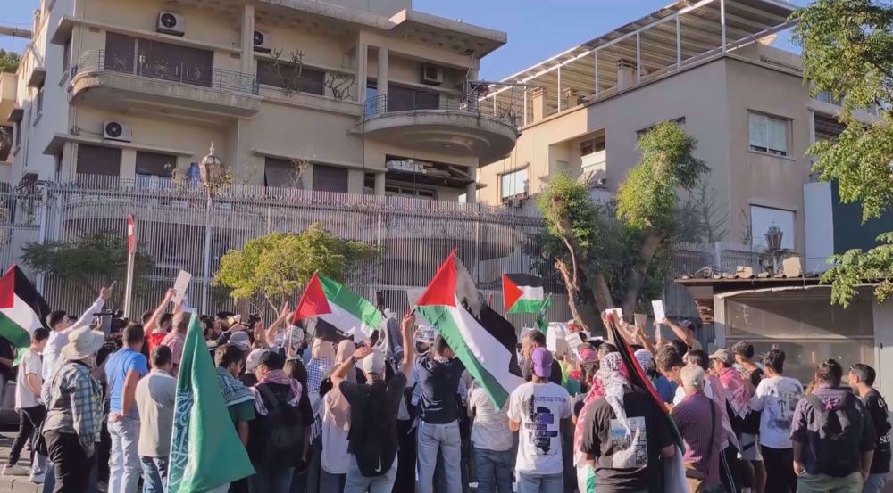 Syrian and Palestinian protesters condemn US complicity in Israel crimes