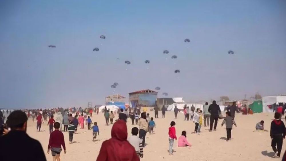Scattered airdrops fail Gaza's hungry 