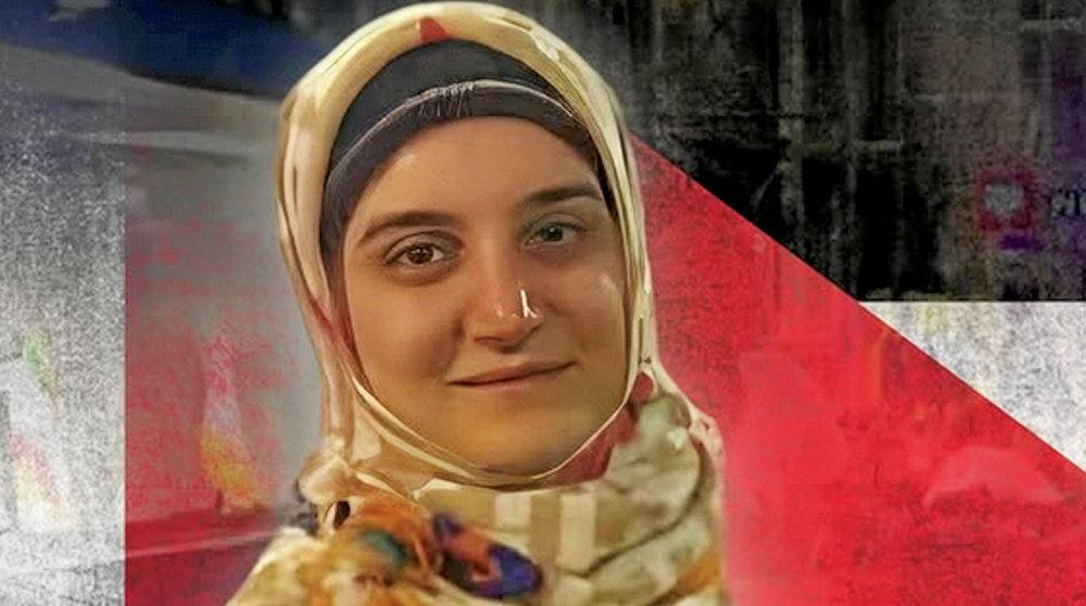La police française a retiré de force le hijab de Mahdieh Esfandiari