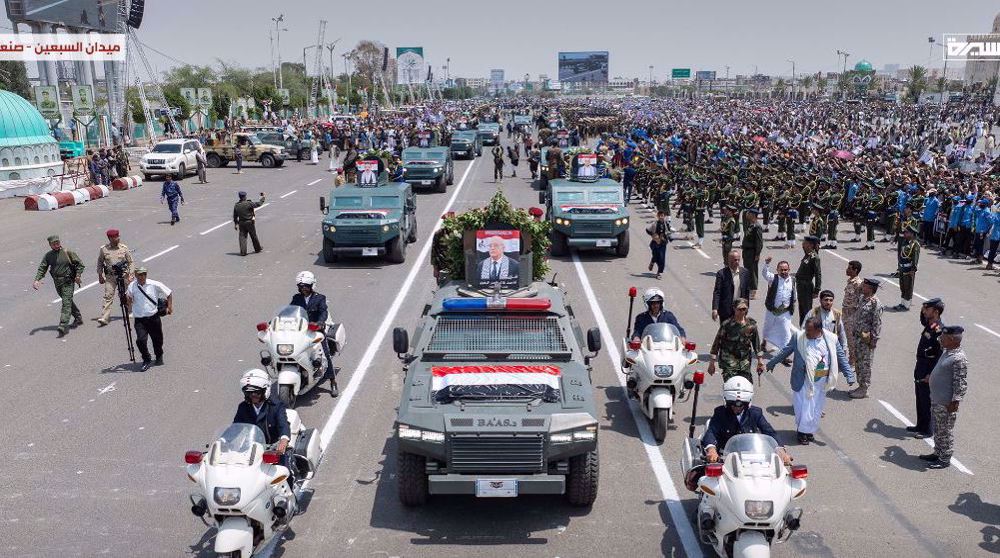 Tens of thousands attend funeral of Yemen’s PM, ministers assassinated by Israel