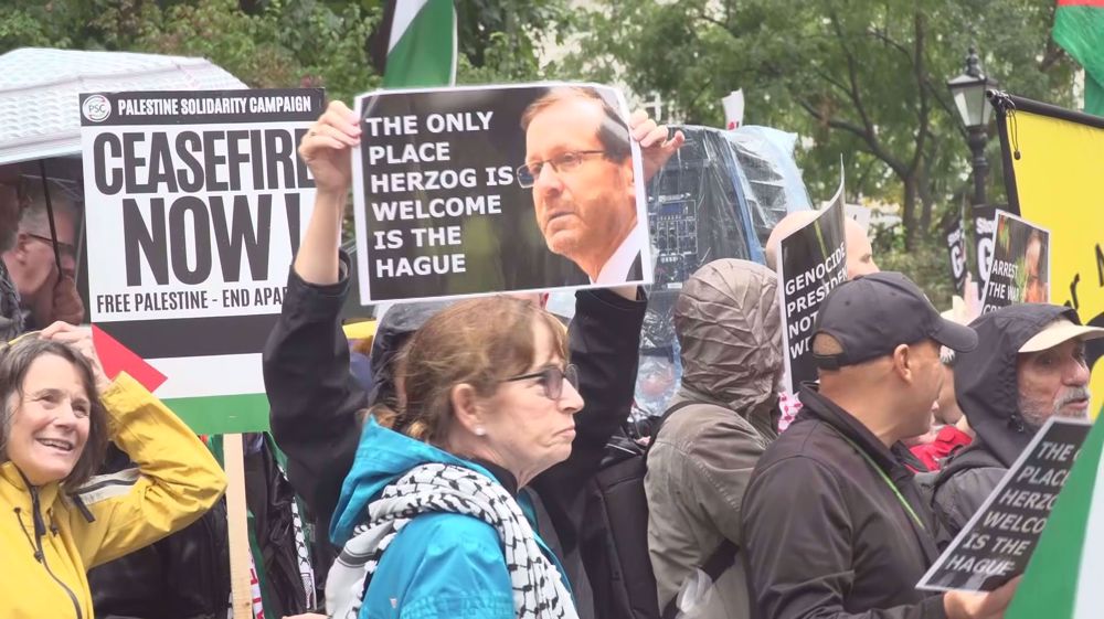 Hundreds in London protest Israeli 'baby-killer' president's visit to UK 