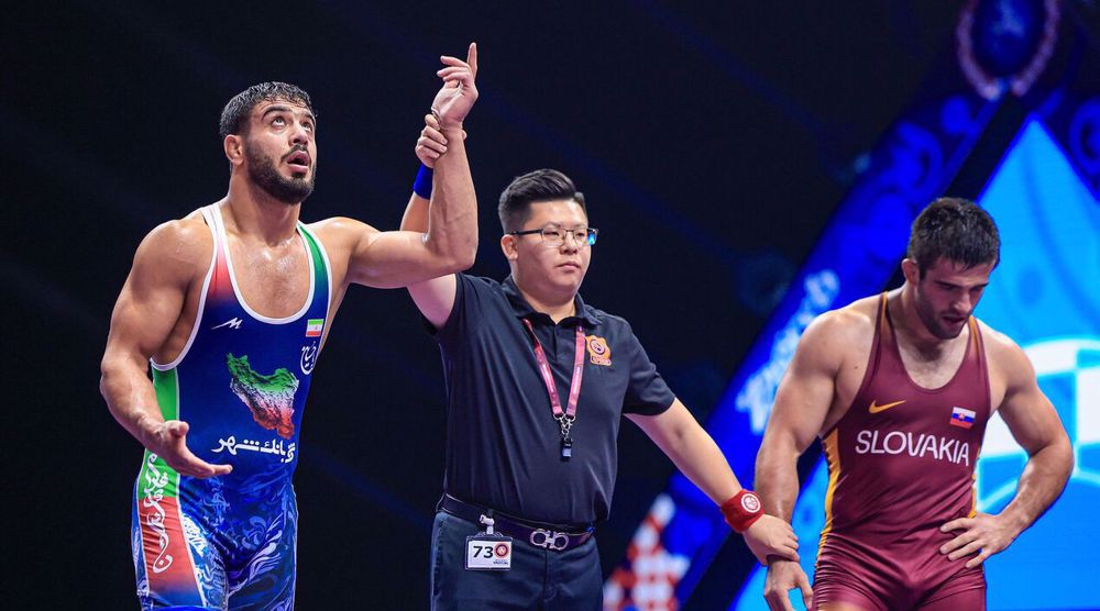 Leader congratulates Iran's national freestyle wrestling team on winning world title 