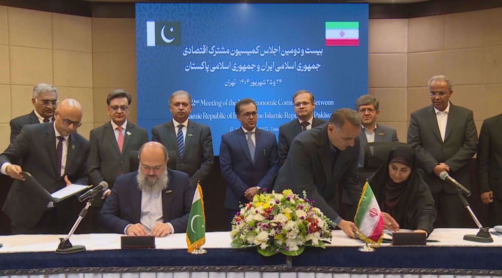 Iran, Pakistan sign economic cooperation deal
