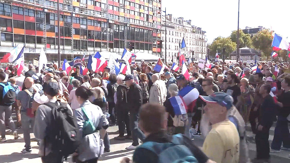 Hundreds rally in Paris against troop deployment to Ukraine