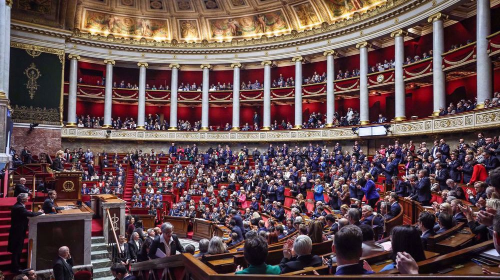 France : les deux motions de censure rejetées, le budget transmis au Sénat