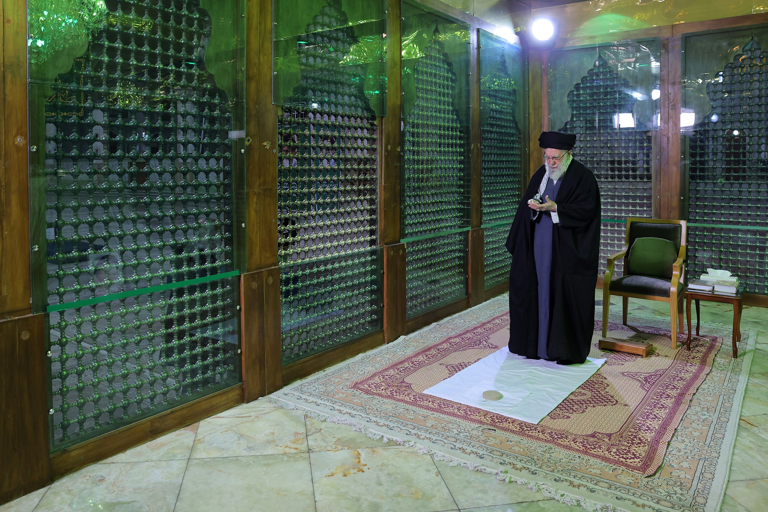 Leader visits Imam Khomeini's mausoleum as Islamic Revolution anniversary begins 