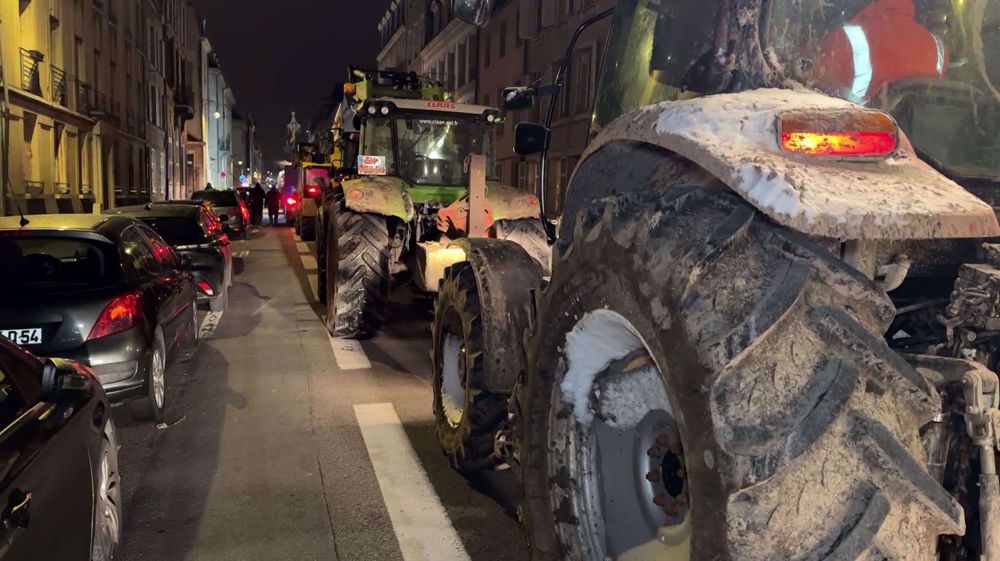 Crise agricole en France : une centaine de tracteurs fait route vers Paris