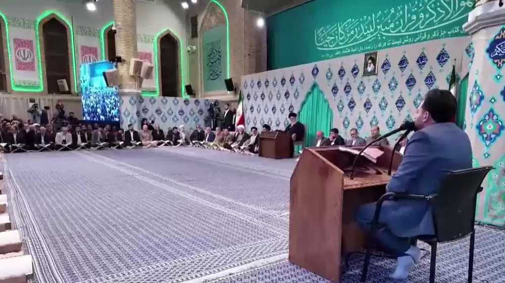 Leader meets Qur'an reciters, teachers on first day of Ramadan