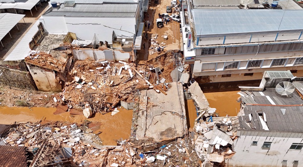 Brazil: Uba River floods destroy bridge and buildings, leave people missing