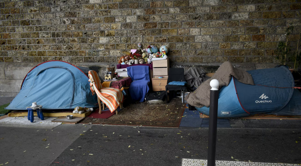 Crise de logement en France :  plus de 600 000 personnes hébergées chez des tiers