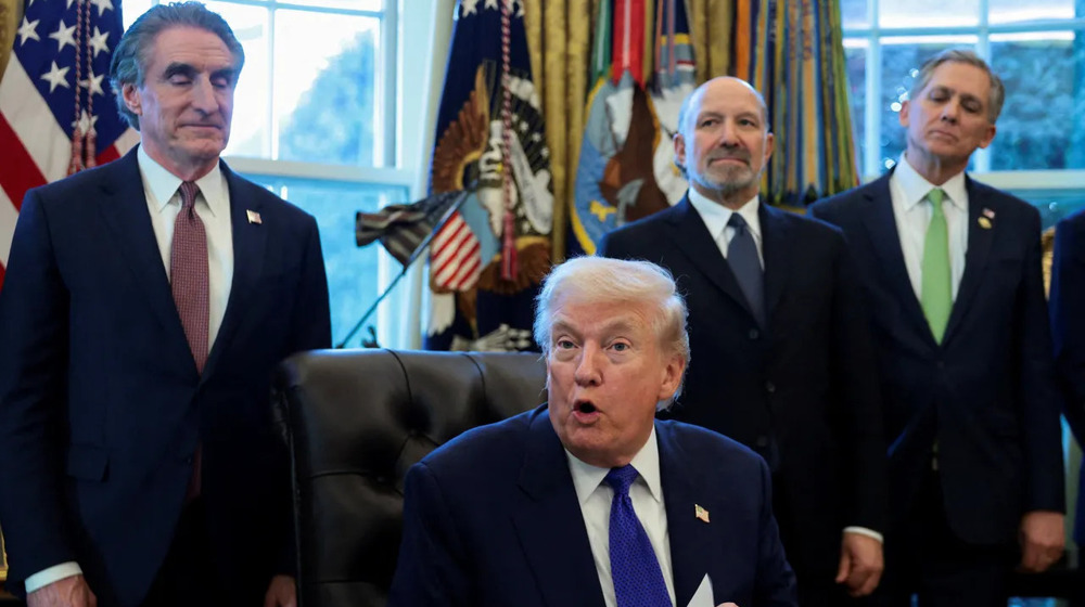 Trump signe un décret menaçant d'imposer des droits de douane aux partenaires commerciaux de l'Iran