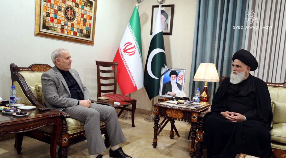 Top Pakistani Shia cleric visits Iranian embassy, pays tribute to martyred Leader