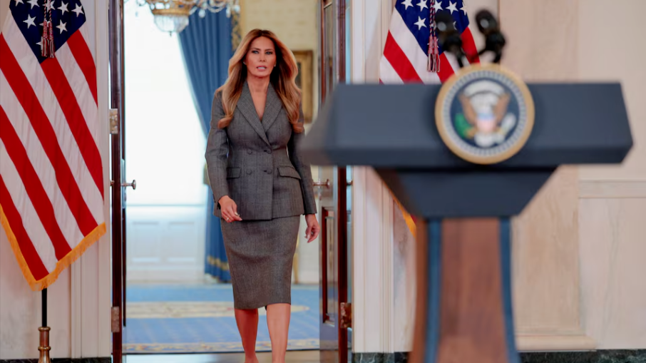 Les médias américains sidérés : Melania Trump a démenti Epstein