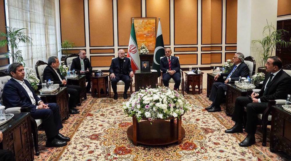 Iranian negotiators meet Pakistani PM in Islamabad ahead of US talks