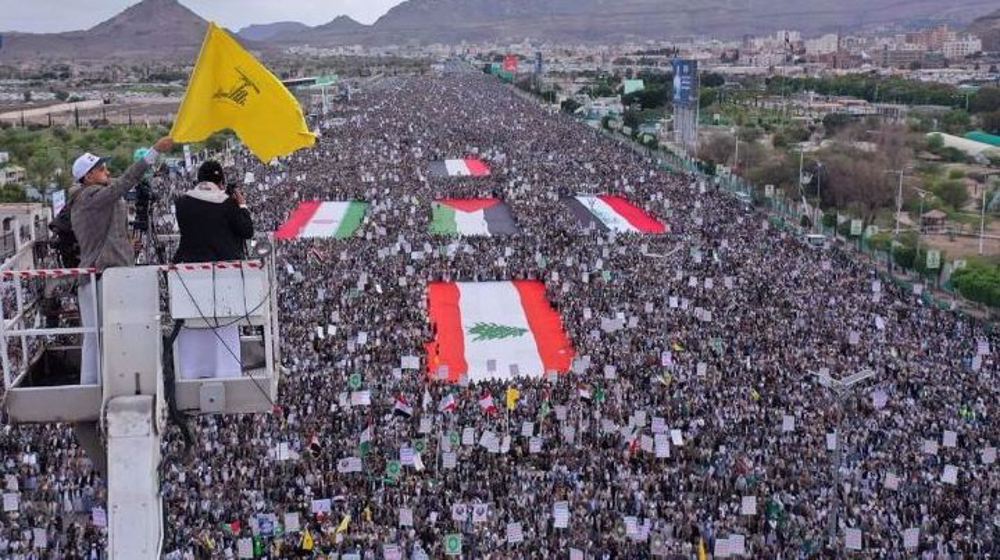 Yemenis stage massive rally in solidarity with Axis of Resistance, hail Hezbollah victory