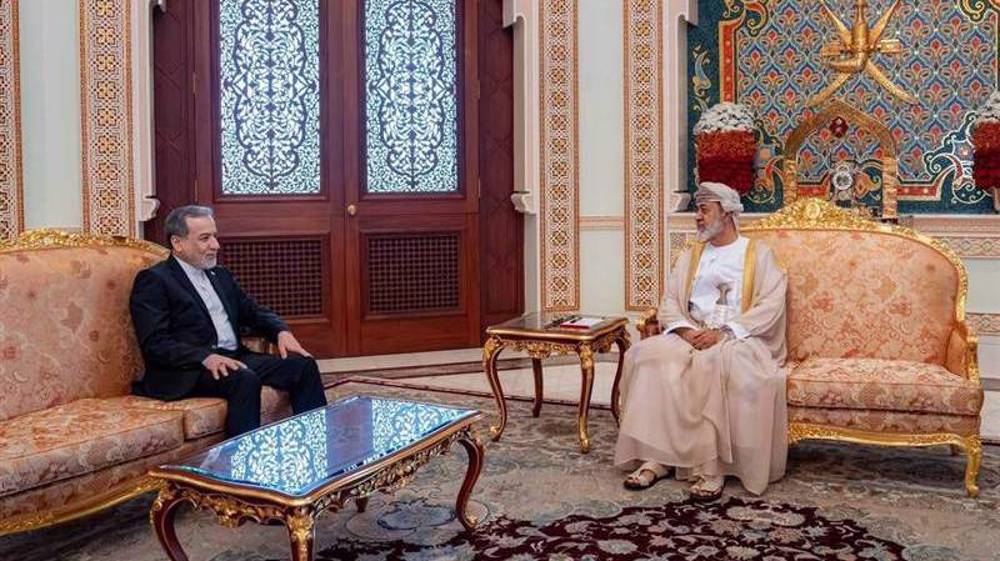 Iran’s FM discusses regional developments in meeting with Oman’s Sultan