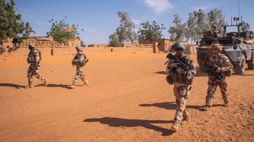 Mali : le président français accusé d’armer les groupes terroristes