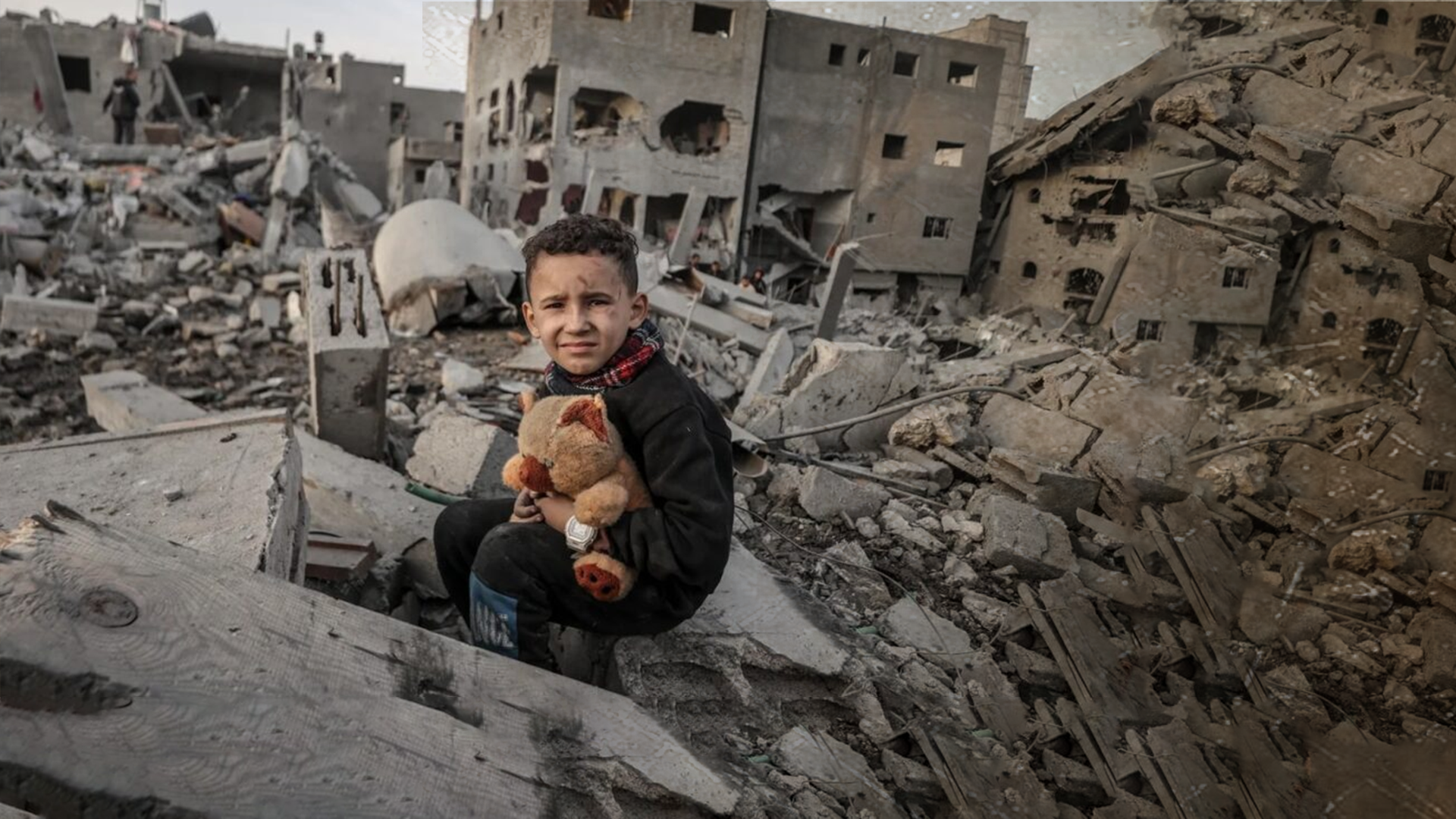  Gaza children caught between pain and Israel’s delayed evacuations