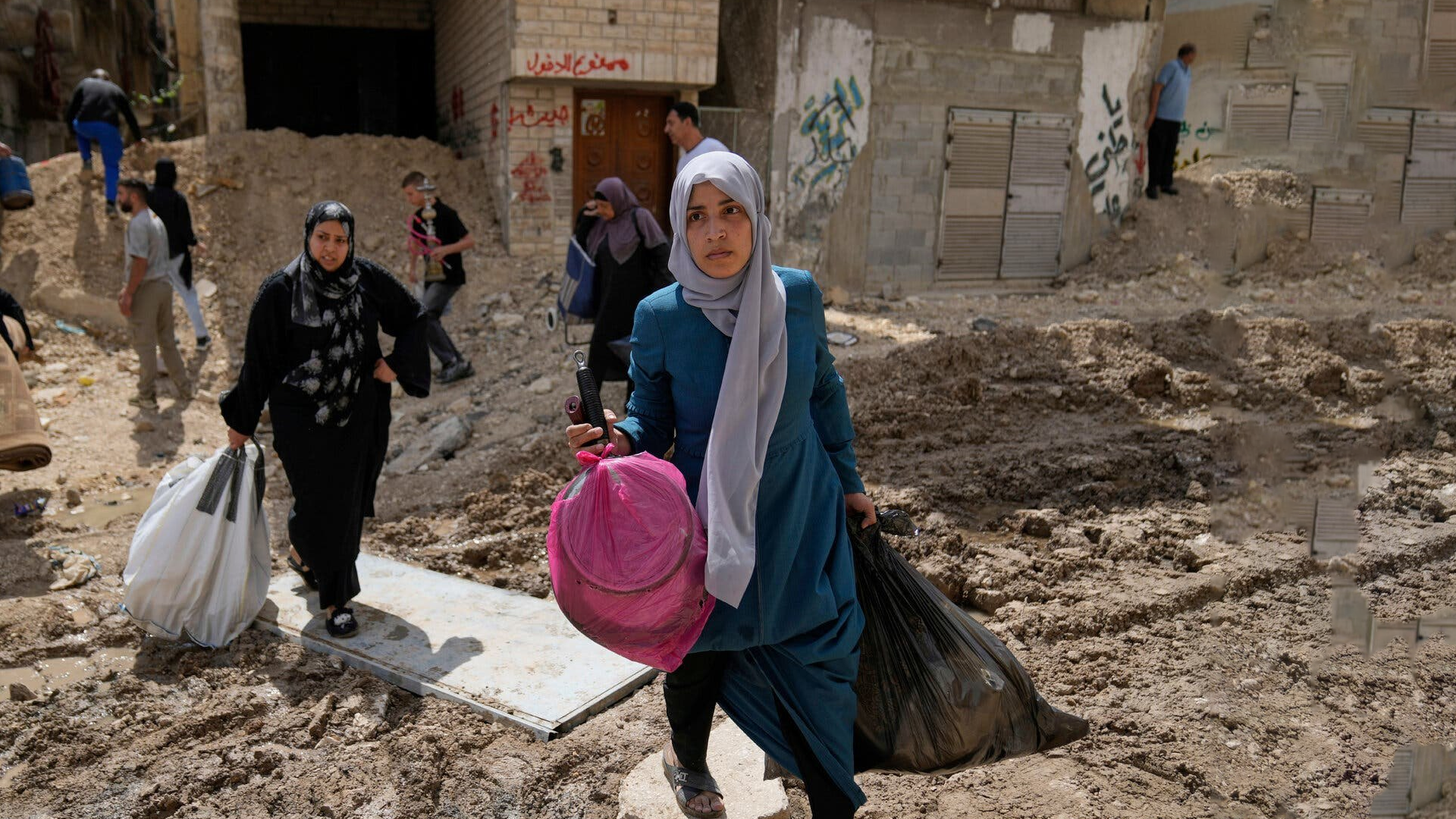  Displaced Palestinians allowed to retrieve possessions in Tulkarm camp, West Bank