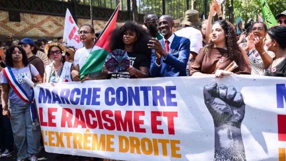 Des milliers de manifestants défilent contre le racisme et l’extrême droite à Paris