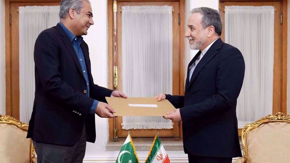 Araghchi reçoit le message spécial du Premier ministre pakistanais à l’adresse du Leader