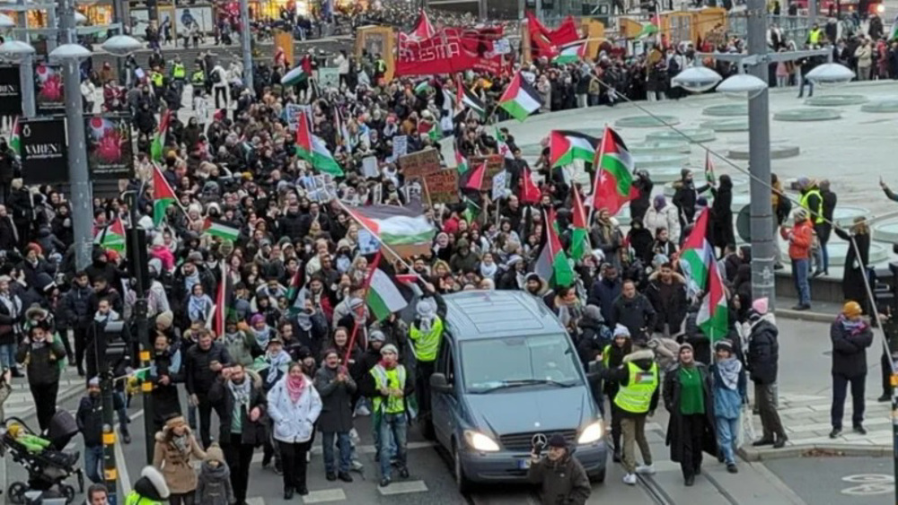Hundreds of Swedes rally against Israeli assaults, breaches of Gaza ceasefire