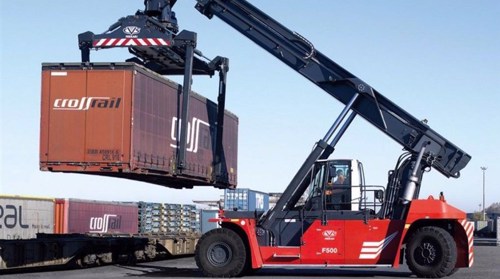 Iran to unveil first homegrown container reach stacker by year-end for deployment at ports