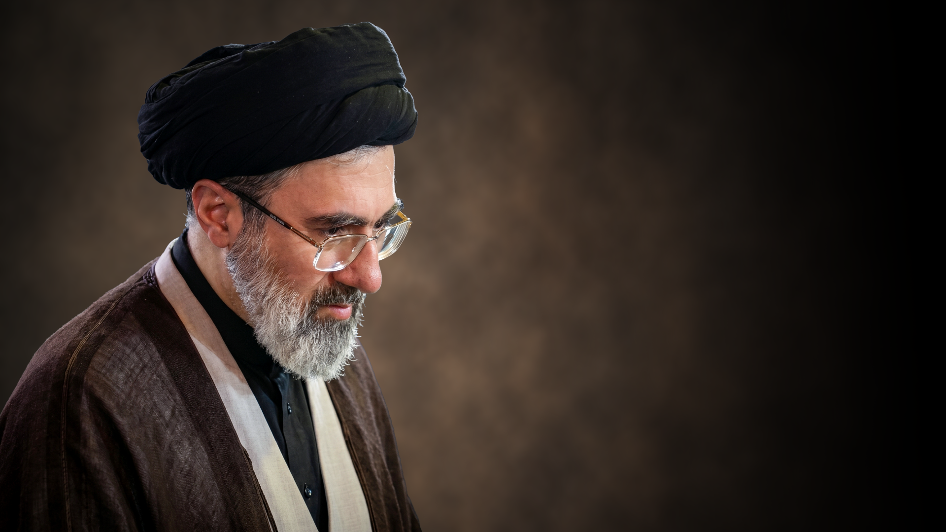 Funérailles du Leader martyr : l’Ayatollah Khamenei salue la présence massive