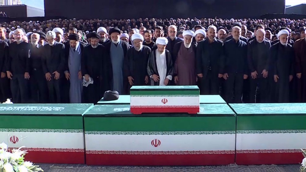 La prière funéraire pour le Leader martyr de la Révolution islamique