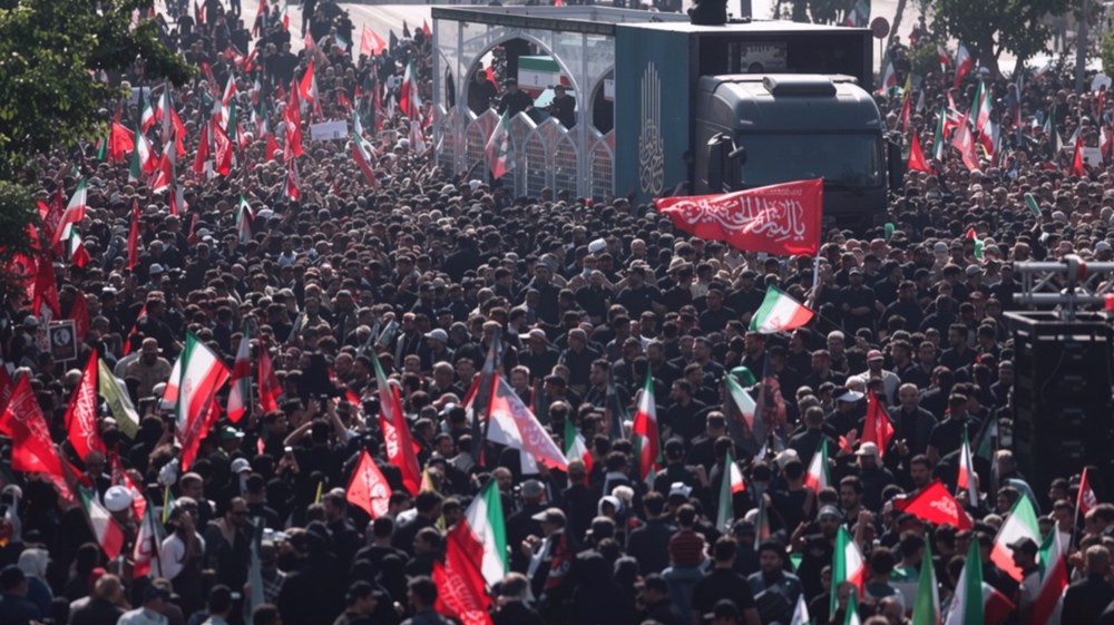 Une marée humaine à Téhéran pour le cortège funèbre du Leader martyr de la Révolution
