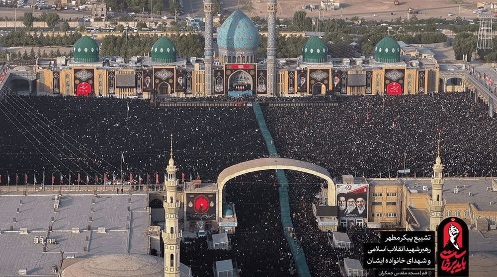 Des millions de personnes accomplissent la prière funéraire pour le Leader martyr à Qom 