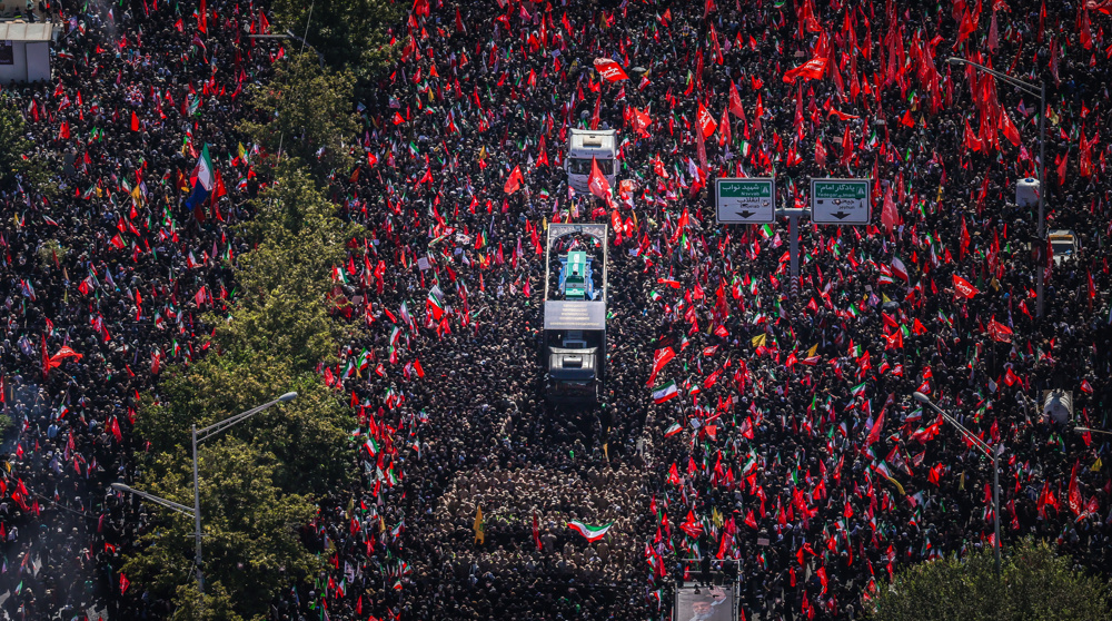 Une marée humaine à Téhéran pour le cortège funèbre du Leader martyr de la Révolution