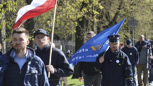 Polish postal workers march to demand higher pay