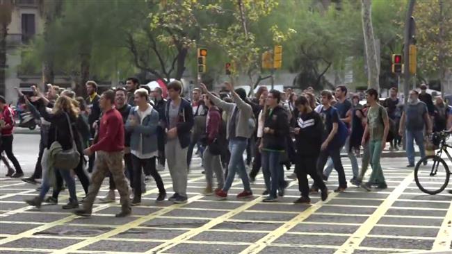 Spain: Students block Barcelona motorways 