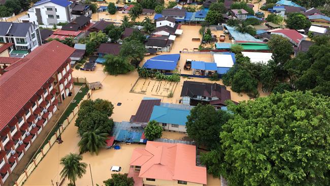 5 dead, thousands evacuated as floods hit Malaysia