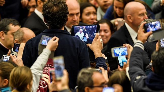 Pope urges bishops to put down smartphones