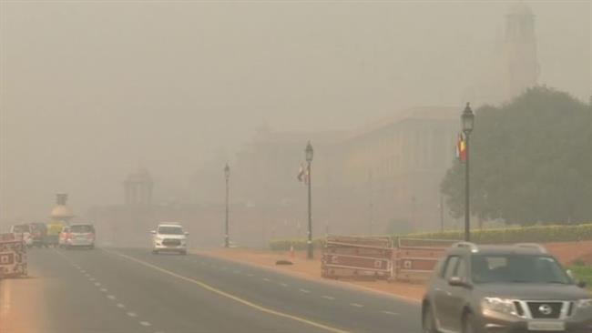 Delhi chokes as smog thickens, turns toxic