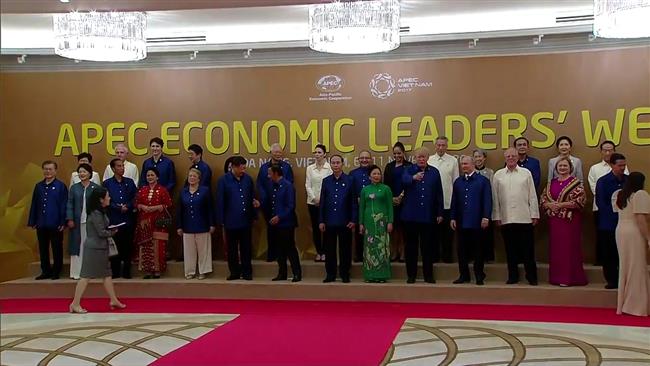 World leaders gather for APEC photocall