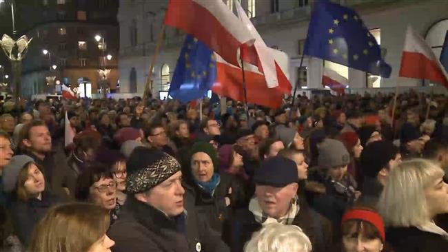Poland: Thousands protest new judicial reform proposals