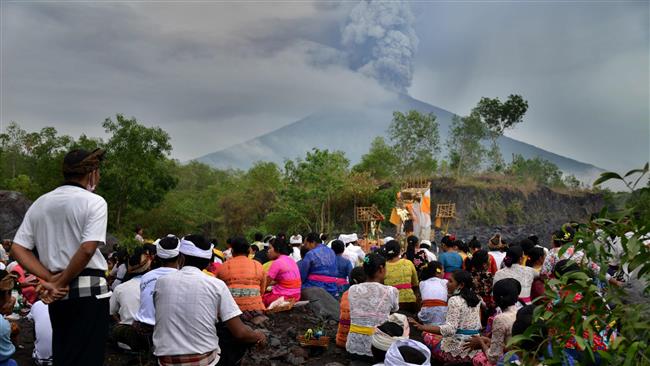 Indonesia’s volcano continue to spew ashes