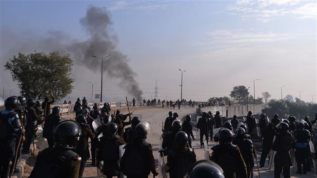 Pakistan police clash with protesters in Islamabad 