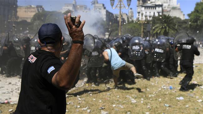 Argentina: Violent clashes erupt over pension reform
