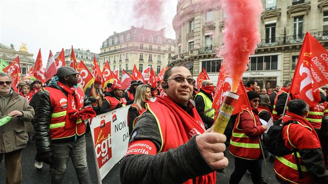 Hundreds decry Macron's Labor reform in Paris