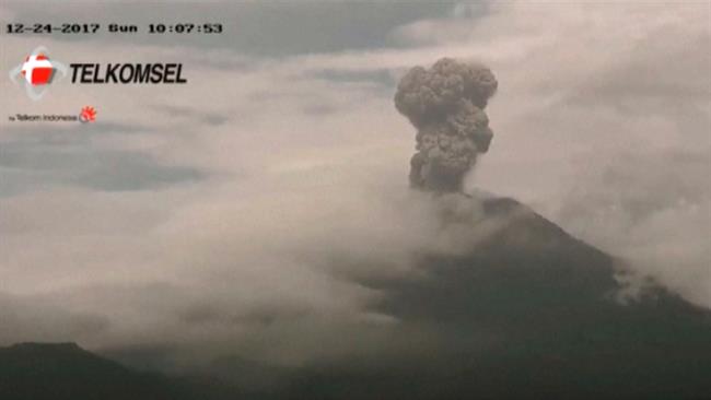Watch Bali's Mount Agung spewing volcanic ash