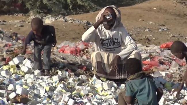 Video: Yemenis look for food in garbage to survive