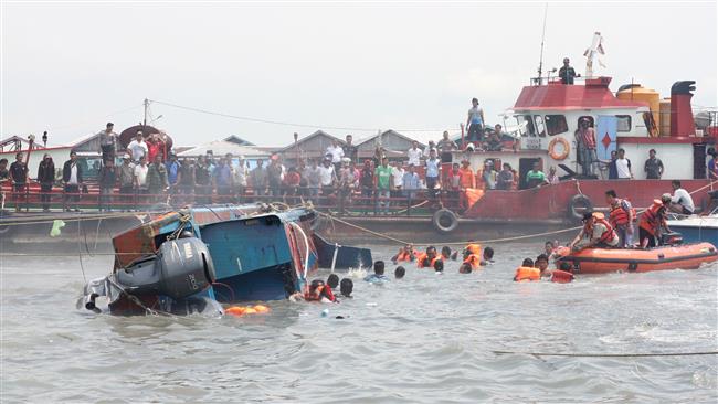 َAt least 8 dead as boat capsizes in Indonesia