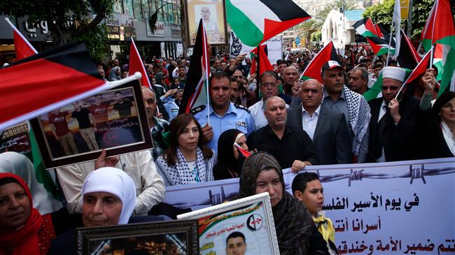 Palestinians rally in solidarity with prisoners